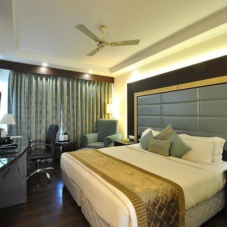 Hotel Royal Cliff Kanpur Exterior foto