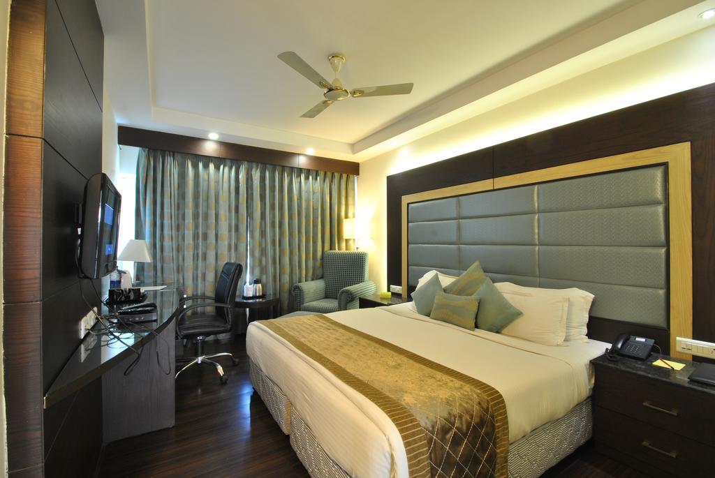 Hotel Royal Cliff Kanpur Exterior foto